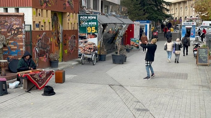 Eskişehir'de bir genç müzik ritmine göre graffitiyi yumrukladı 