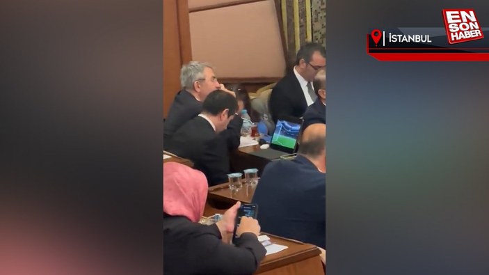 İyi Partili İbrahim Özkan, İBB'nin bütçesi görüşülürken maç izledi