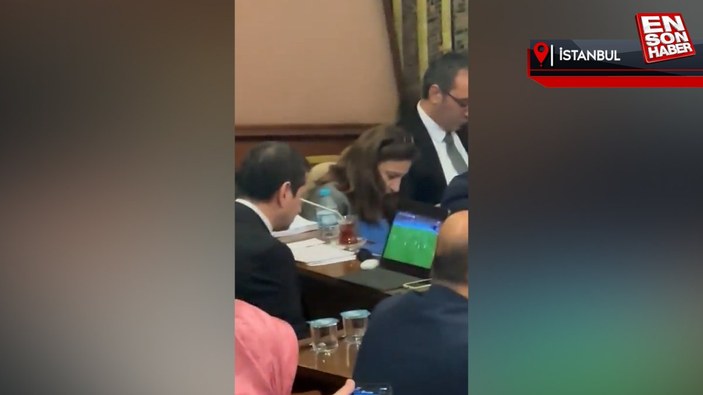 İyi Partili İbrahim Özkan, İBB'nin bütçesi görüşülürken maç izledi