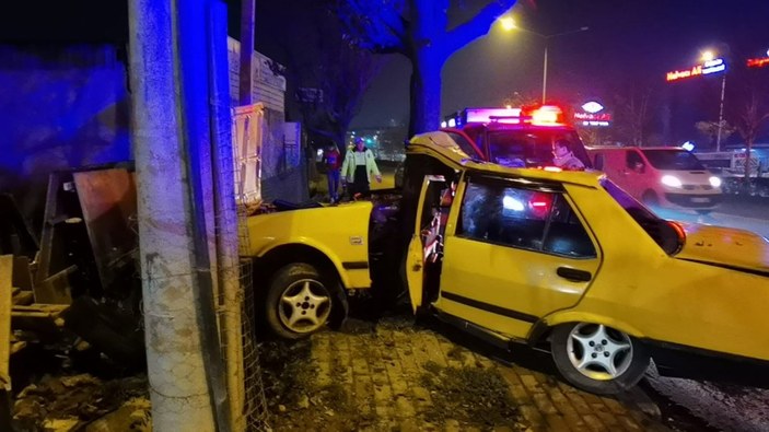 Bursa'da ağaca çarpan otomobil ikiye bölündü: 2 yaralı
