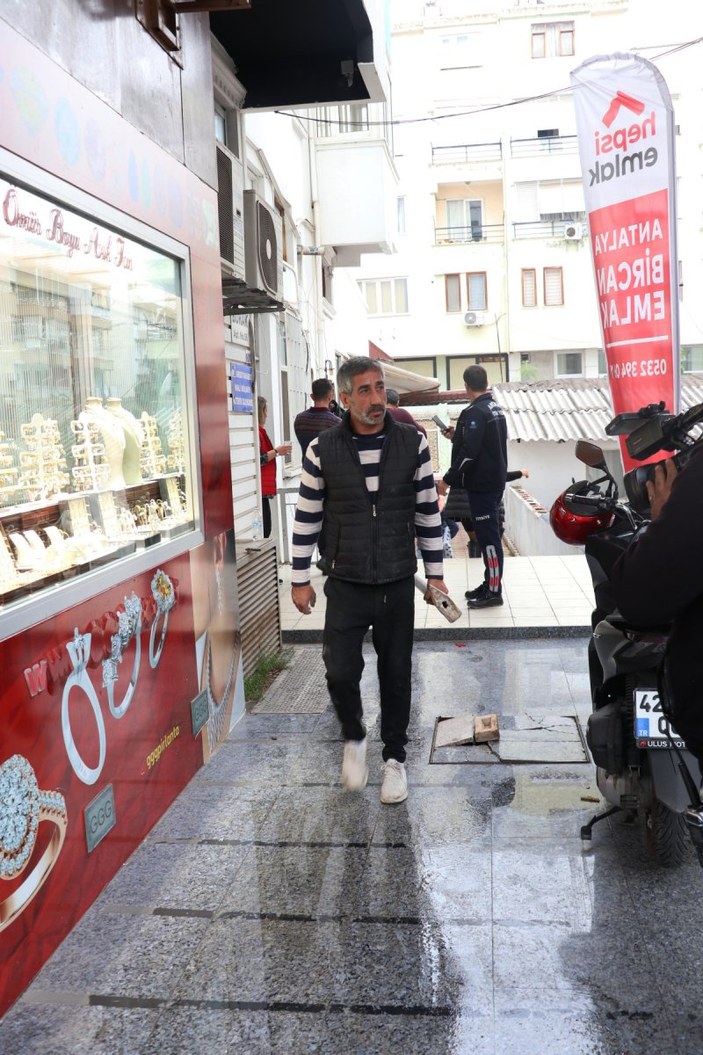 Antalya'da ailesi 10 yaşındaki çocuğa ulaşamayınca kapı balyozla kırıldı