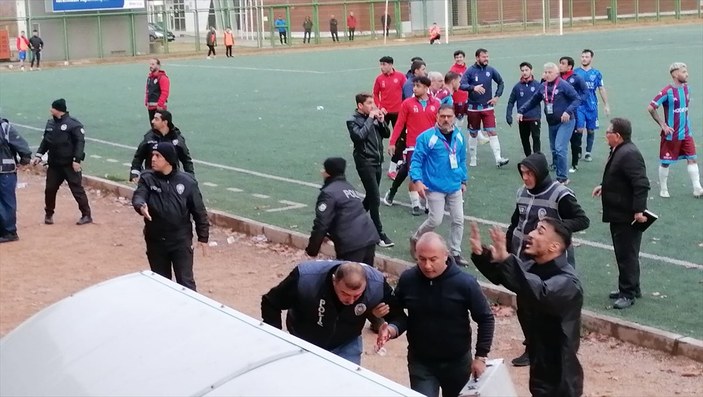 Bursa'daki maçta sahaya girerek polisi yaralayan saldırgan tutuklandı