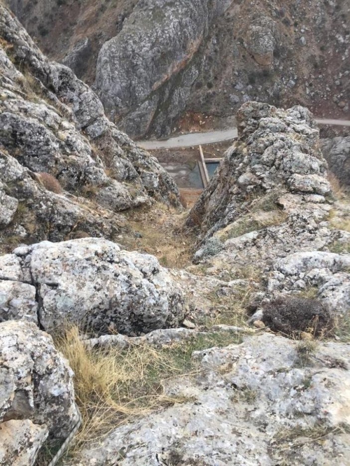 Kayseri'de dağlık alanda mahsur kalan keçinin kurtarılışı kamerada