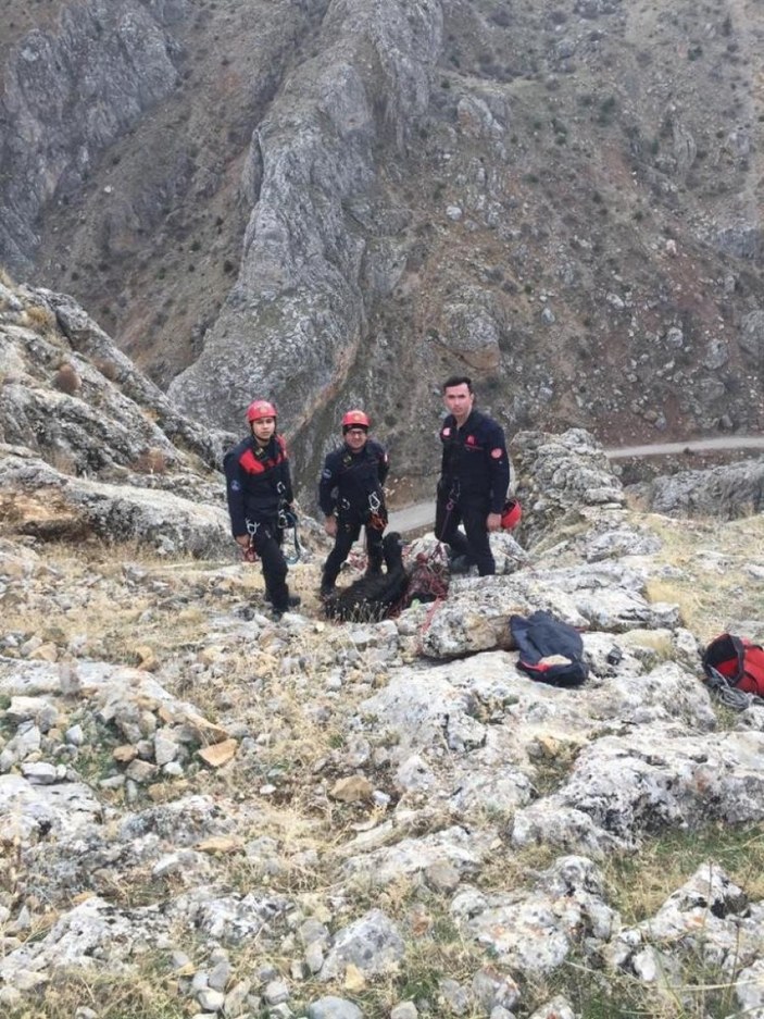 Kayseri'de dağlık alanda mahsur kalan keçinin kurtarılışı kamerada