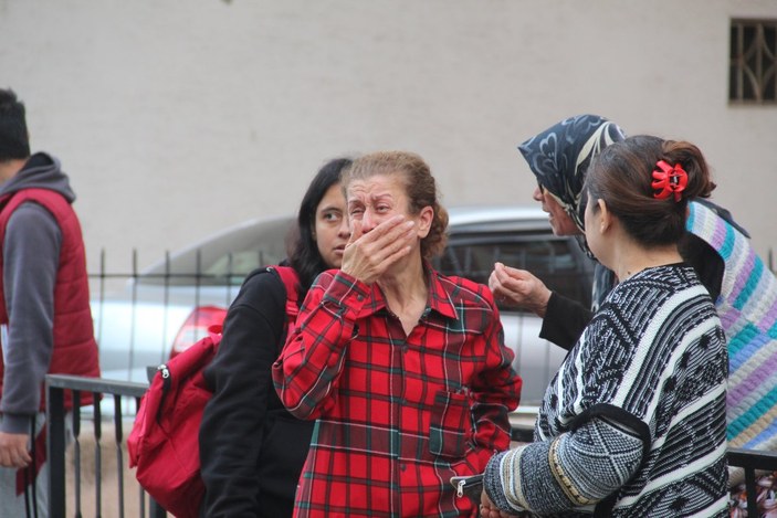 Antalya'da evini yaktı, mahalleliyi isyan bayraklarını çekti