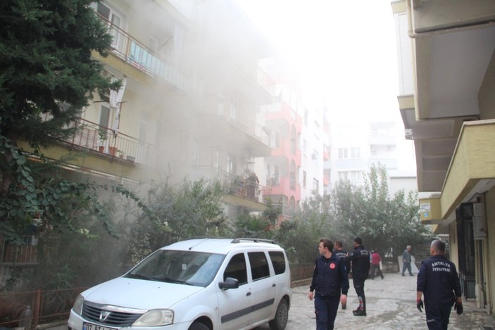 Antalya'da evini yaktı, mahalleliyi isyan bayraklarını çekti