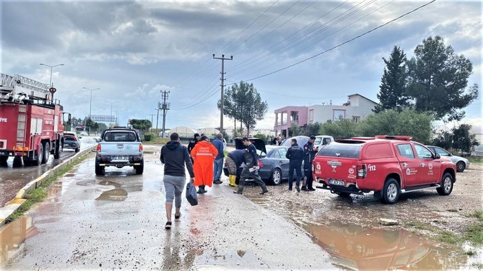 Antalya'da sağanak yağışta araçlar yolda kaldı 
