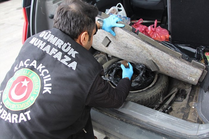 Kapıkule'de, 2 araçta trüf mantarı ve kehribar taşı ele geçirildi 