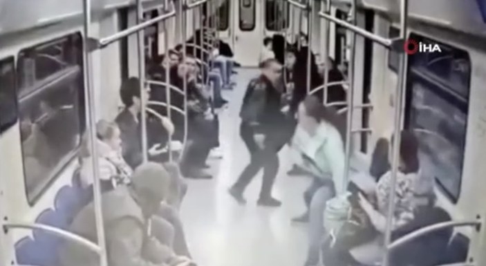 Rusya'da metroda telefonla konuştuğu için bıçaklandı