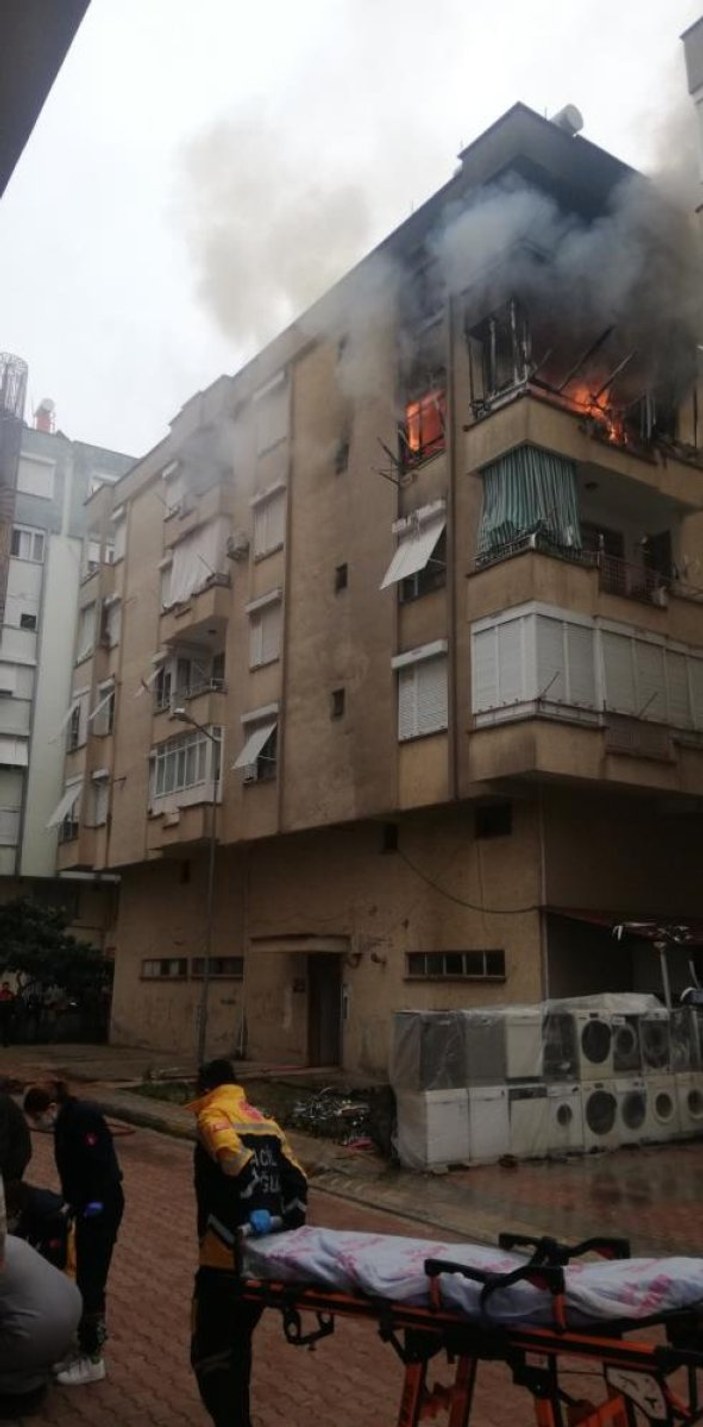 Antalya'da evinde yangın çıkan vatandaş fenalık geçirdi