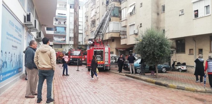 Antalya'da evinde yangın çıkan vatandaş fenalık geçirdi