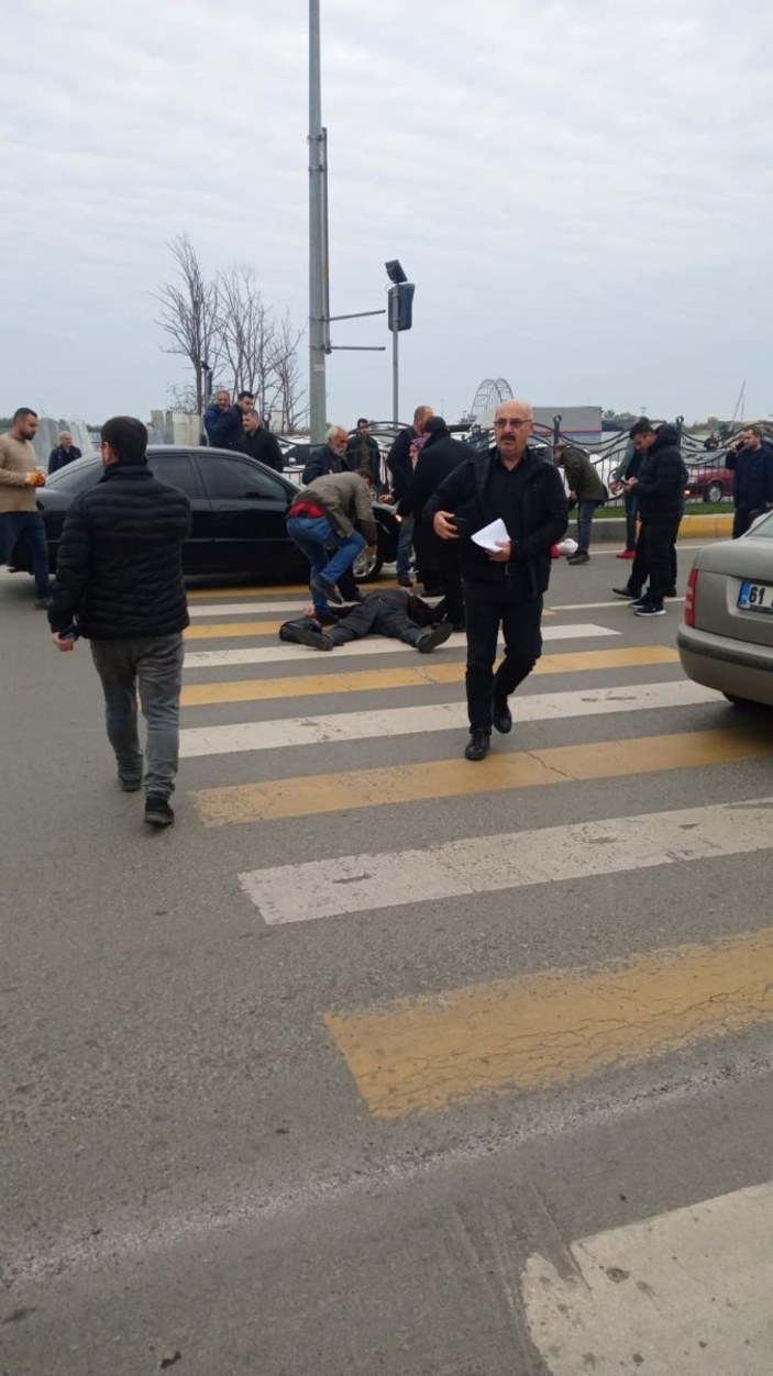 Trabzon'da yaya geçidinde durmayan otomobil 2 kişiyi yaraladı