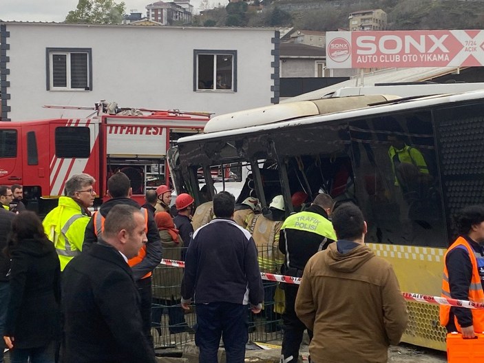 Alibeyköy'de tramvay ile İETT otobüsü çarpıştı