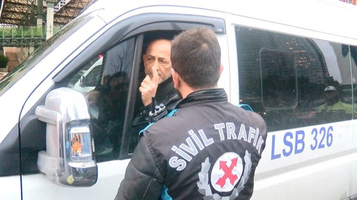 Ataşehir'de ceza kesilen servis şoförü hakaretler yağdırdı