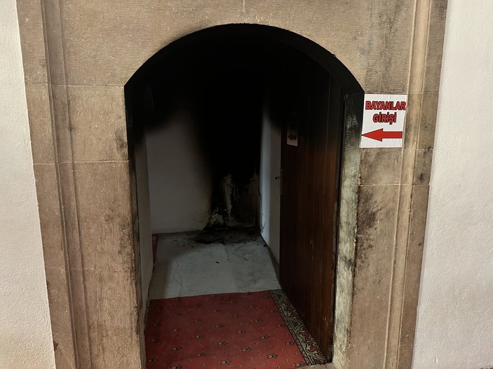 Kastamonu'da yabancı uyruklu çocuk camiyi ateşe verdi 