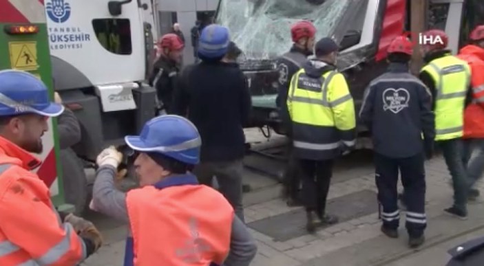 Alibeyköy'de kaza geçiren araçlar olay yerinden kaldırıldı