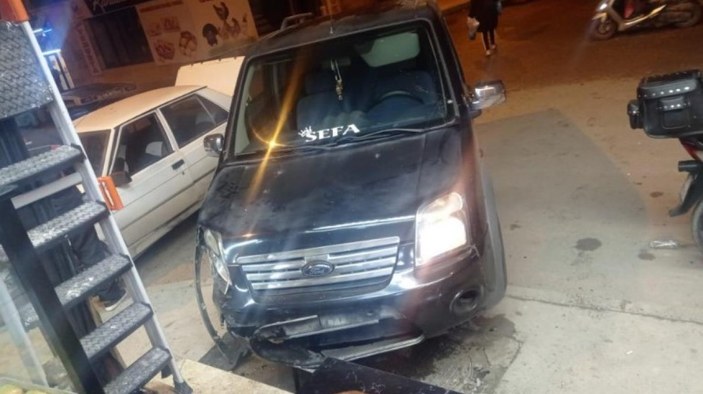 Elazığ'da bir sürücü 2 araç ve tezgahtara çarparak olay yerinden kaçtı