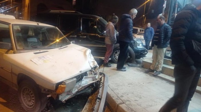 Elazığ'da bir sürücü 2 araç ve tezgahtara çarparak olay yerinden kaçtı