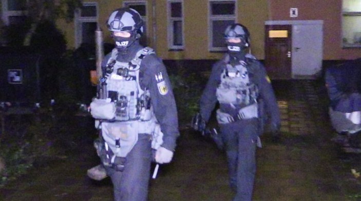 Almanya'da darbe planlayan Nazilere polis operasyonu