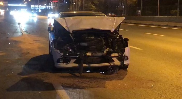 Kadıköy D-100 Kara Yolu'nda 2 araç çarpıştı