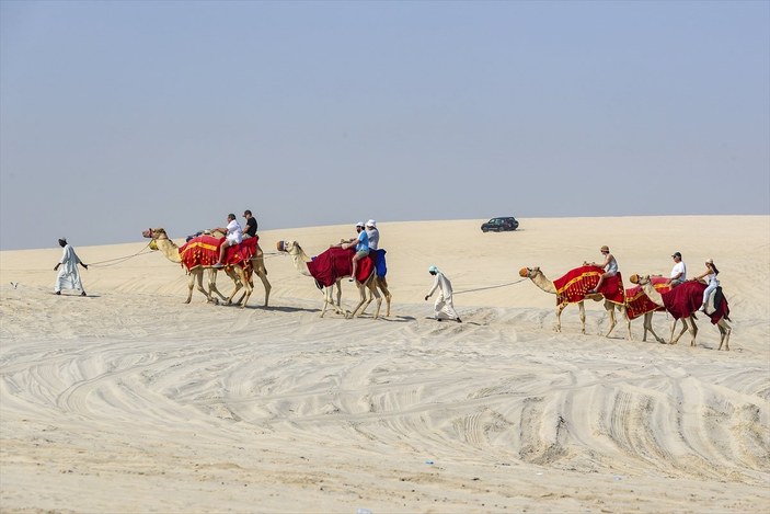 Katar'da futbolseverler çöl safarisi ile eğleniyor