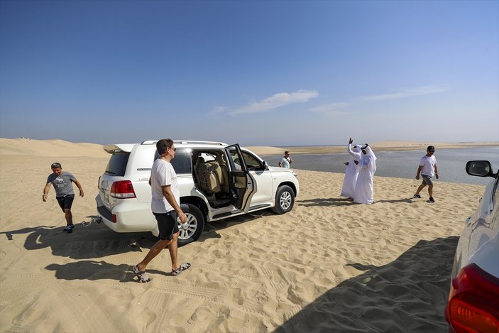 Katar'da futbolseverler çöl safarisi ile eğleniyor