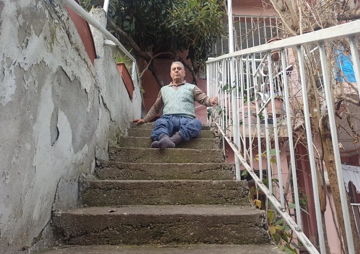 Kahramanmaraş'ta felç geçiren şahıs merdivenleri elleriyle çıkıyor