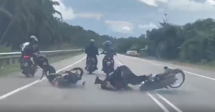 Malezya'da iki motosikletlinin yaptığı kaza kamerada