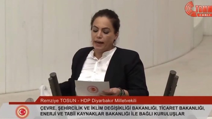HDP'li Remziye Tosun başındaki tülbendi yere fırlattı