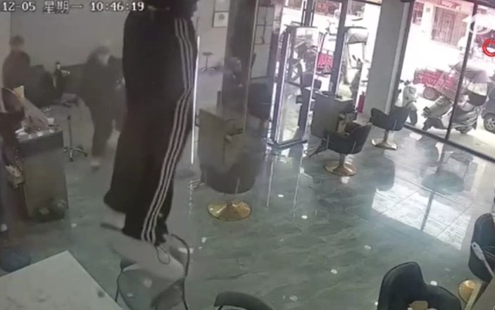 Çin'de arıza gideren işçi salonun ortasına düştü