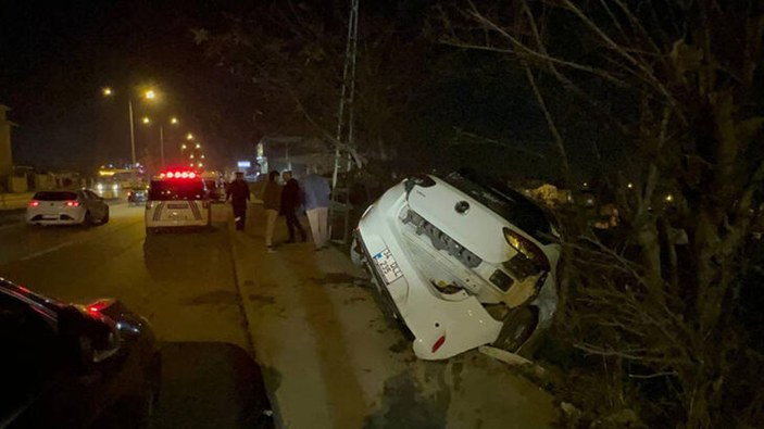Arnavutköy'de otomobil, yol kenarındaki boşluğa düştü