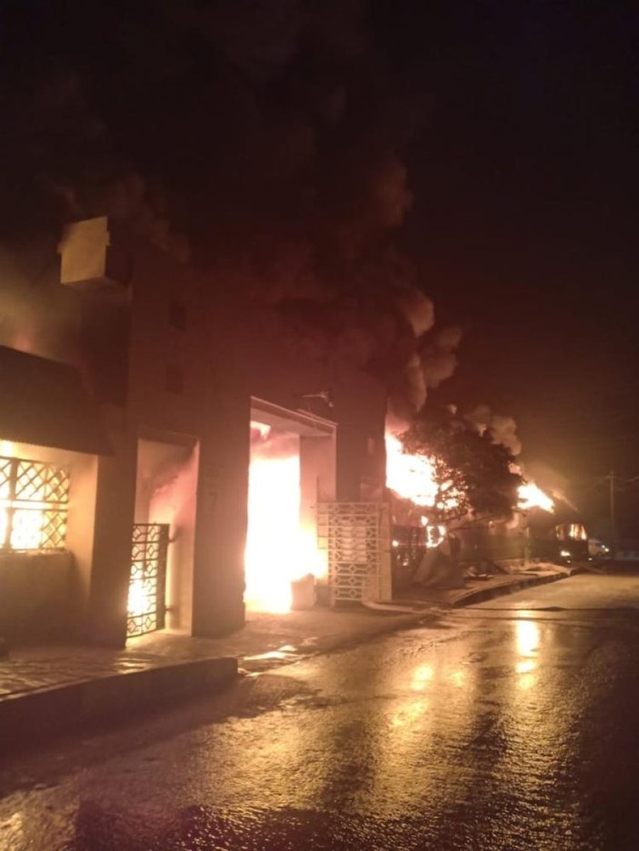 Pakistan’da pazar yeri yangını: 150 dükkan küle döndü