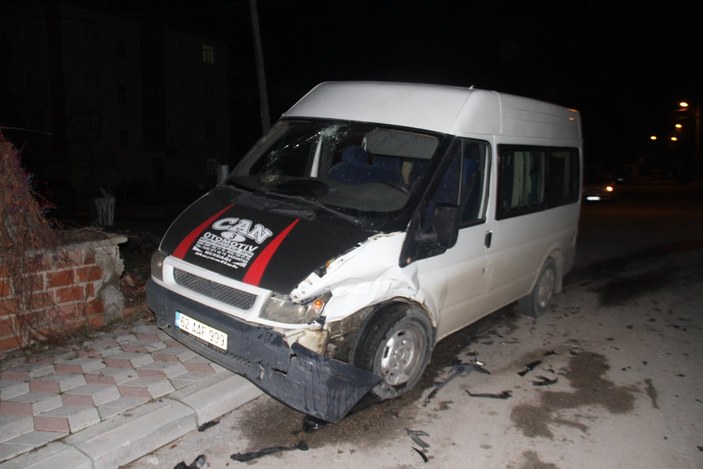 Elazığ’da minibüs ile hafif ticari araç çarpıştı
