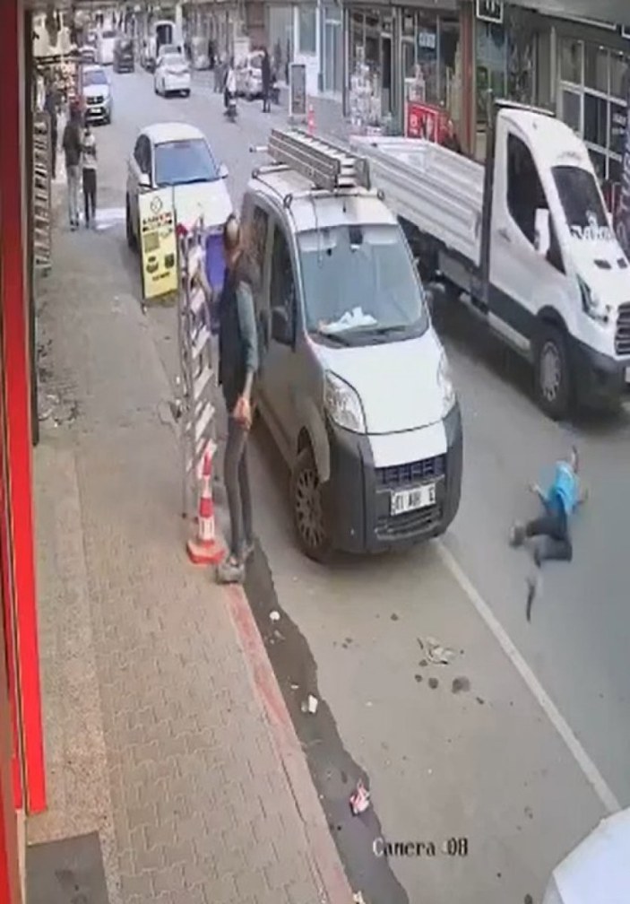 Adana’da kamyonetin çarptığı çocuk, metrelerce sürüklendi