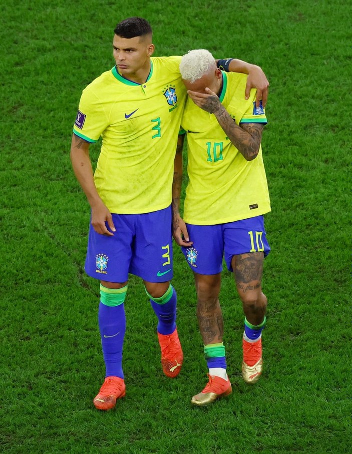Neymar, maç sonunda gözyaşlarını tutamadı