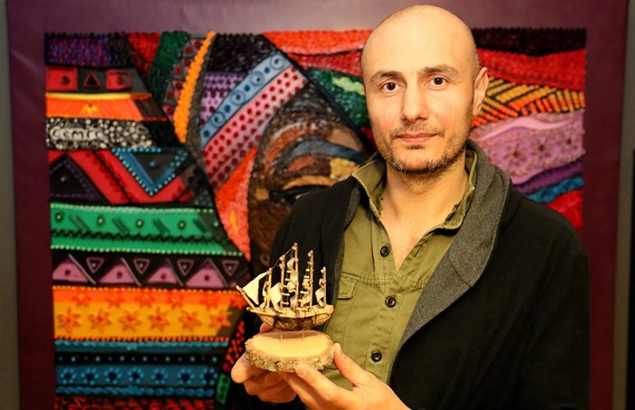 Samsun'da görsel sanatlar öğretmeni, ceviz kabuğuna tekne sığdırıyor