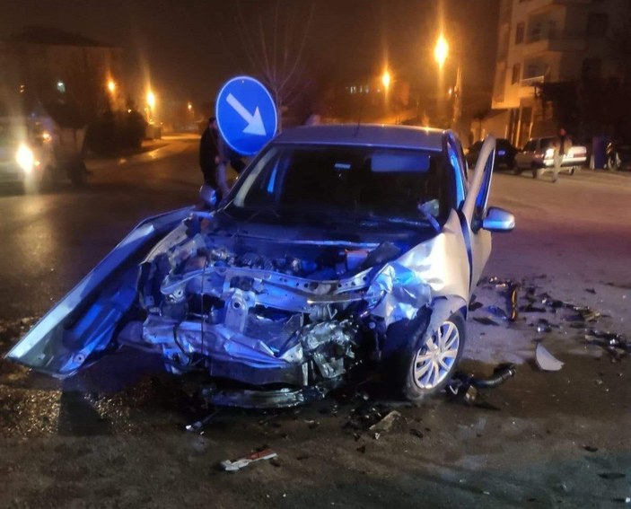  Malatya'da iki otomobil çarpıştı: 1’i ağır 3 yaralı