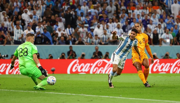 Hollanda'yı penaltılarda deviren Arjantin yarı finalde
