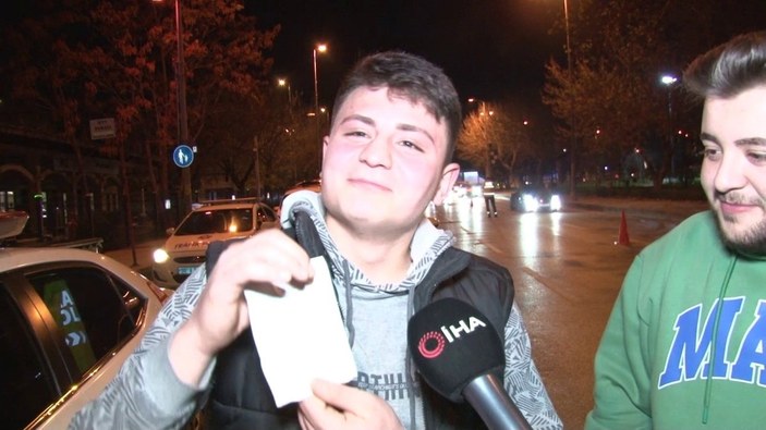 Kadıköy'de denetimde ceza yiyen genç şarkı söyledi 
