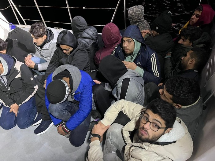 Muğla'da Yunanistan'ın ittiği 13 göçmen kurtarıldı