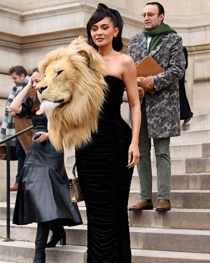 Kylie Jenner, aslan figürlü elbise giydi