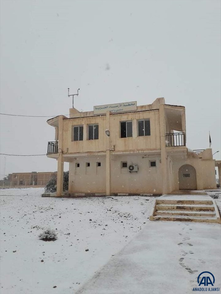 Cezayir’de çöldeki bazı bölgelere kar yağdı #3
