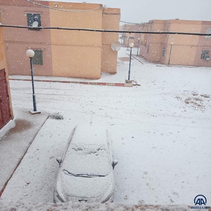 Cezayir’de çöldeki bazı bölgelere kar yağdı #4
