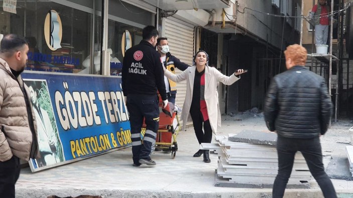 Diyarbakır'da eşinin boğazını kesen adam sağlıkçı eve alıp kapıyı kilitledi