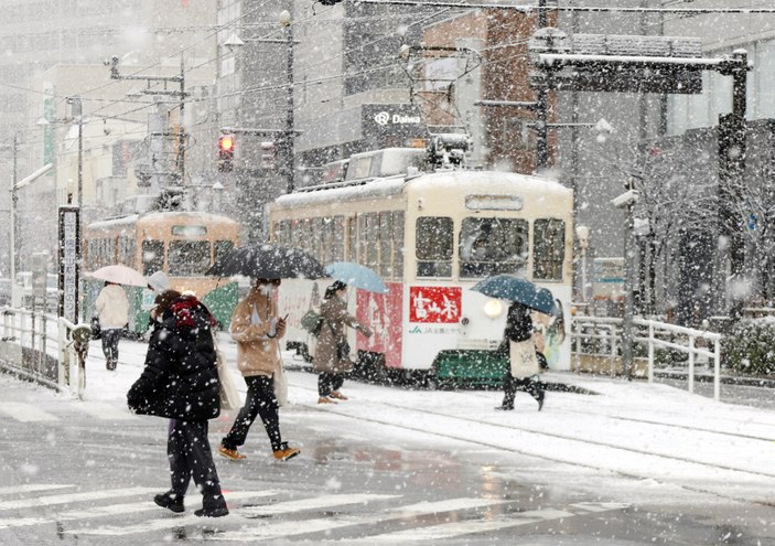 Japonya'da şiddetli kar yağışı: 280 uçuş iptal edildi