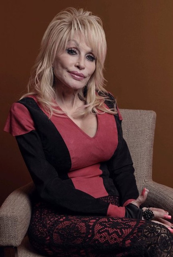 Dolly Parton: Hayatımı canlandıracak kişi büyük göğüslü olmalı