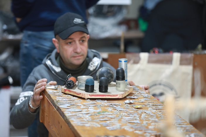 Filistinli mühendis İsrail’in attığı gaz bombalarını aksesuara dönüştürdü