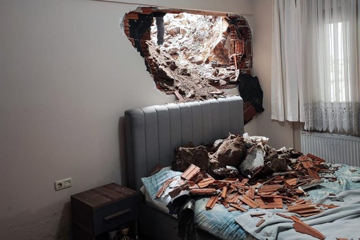 İzmir'de iş makinesi başka evin duvarını deldi