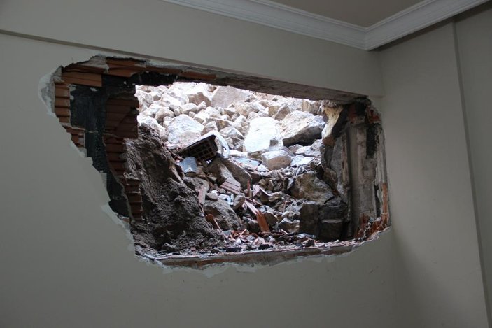 İzmir'de iş makinesi başka evin duvarını deldi