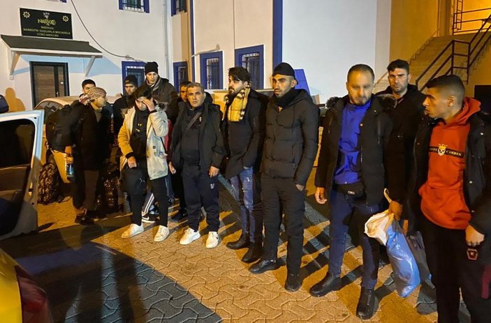 Yunan adalarına kaçış hazırlığındaki 17 göçmen ile 3 organizatör yakalandı #1